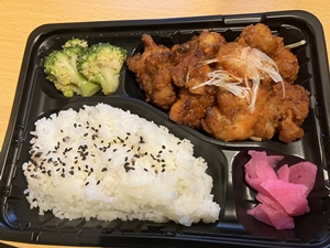 ２この日はヤンニョムチキン弁当